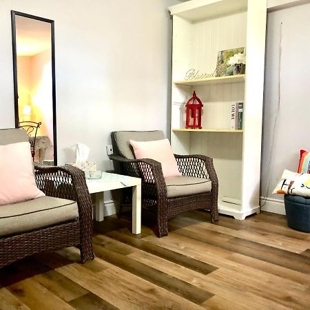 Cozy & Convenient 2-Bedroom Apartment With Private Entrance Торонто Экстерьер фото