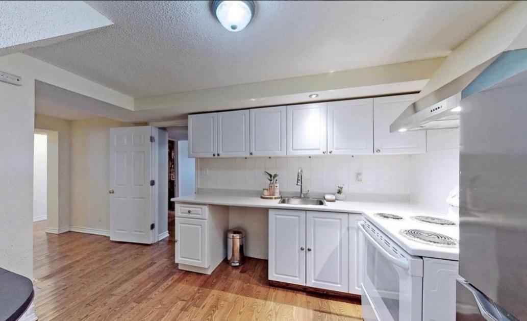 Cozy & Convenient 2-Bedroom Apartment With Private Entrance Торонто Экстерьер фото