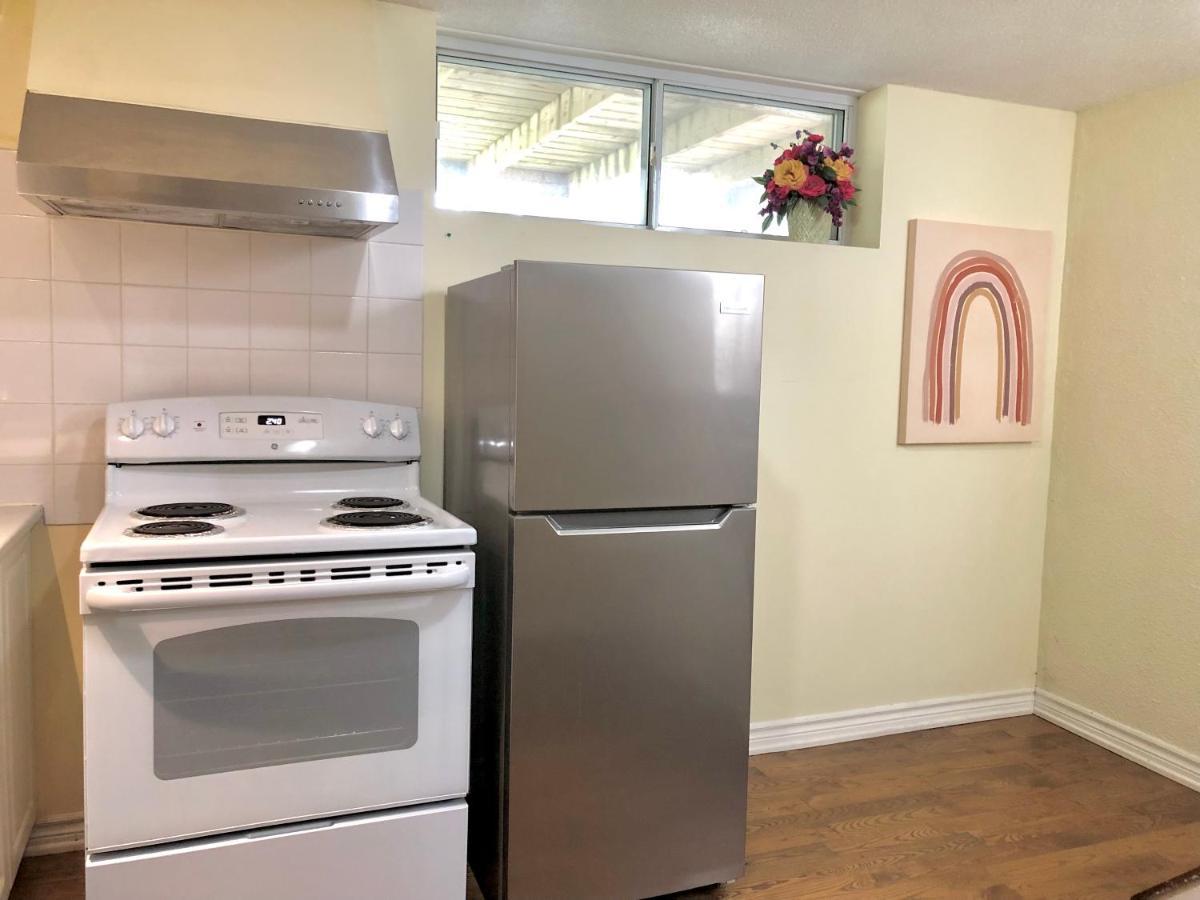 Cozy & Convenient 2-Bedroom Apartment With Private Entrance Торонто Экстерьер фото
